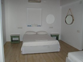 Manos Rooms