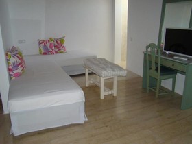 Manos Rooms