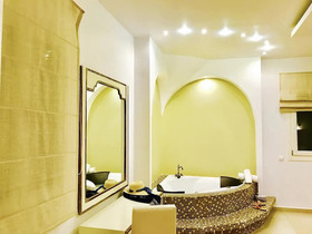 Queen Boutique Suites