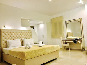 Queen Boutique Suites