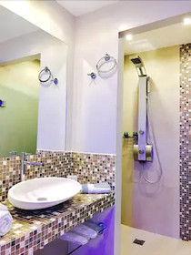 Queen Boutique Suites
