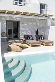 Adorno Beach Hotel & Suites
