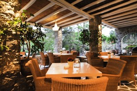 Kamari Hotel
