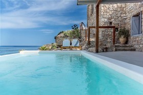 Etesians Luxury Suites