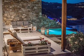 Etesians Luxury Suites