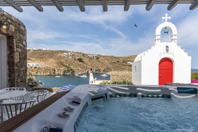 Etesians Luxury Suites