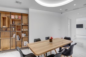 Makis Place
