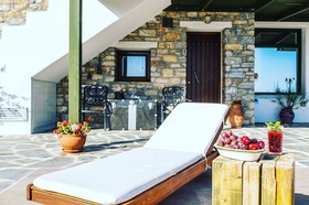 ELaiolithos Luxury Retreat