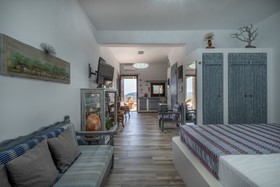 ELaiolithos Luxury Retreat