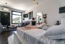 ELaiolithos Luxury Retreat