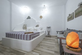 ELaiolithos Luxury Retreat