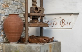 ELaiolithos Luxury Retreat