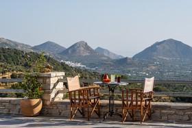 ELaiolithos Luxury Retreat