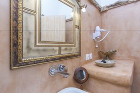 ELaiolithos Luxury Retreat