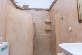 ELaiolithos Luxury Retreat