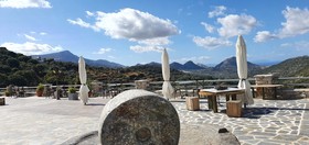 ELaiolithos Luxury Retreat