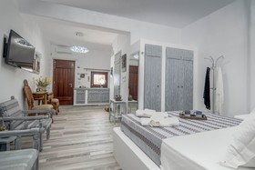 ELaiolithos Luxury Retreat