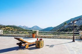 ELaiolithos Luxury Retreat