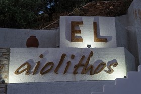 ELaiolithos Luxury Retreat