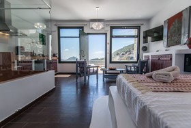ELaiolithos Luxury Retreat