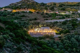 ELaiolithos Luxury Retreat