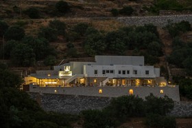 ELaiolithos Luxury Retreat