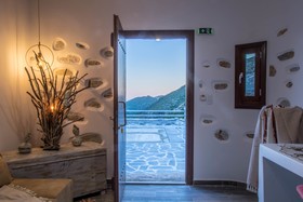ELaiolithos Luxury Retreat