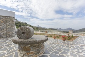 ELaiolithos Luxury Retreat