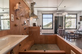 ELaiolithos Luxury Retreat