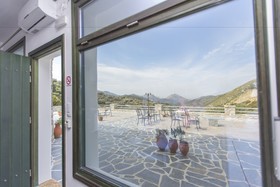 ELaiolithos Luxury Retreat