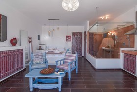 ELaiolithos Luxury Retreat