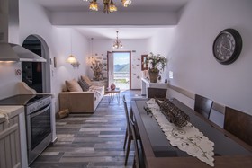 ELaiolithos Luxury Retreat