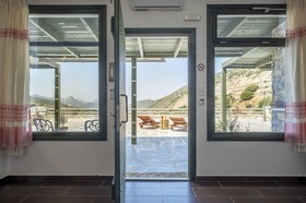 ELaiolithos Luxury Retreat