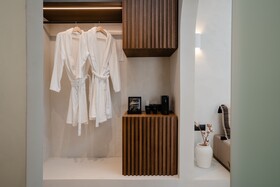 Polis of Naxos Stylish Suites