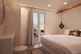 Hill Club Naxos