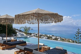 Hill Club Naxos