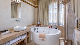 10Gr Boutique Hotel & Wine Bar
