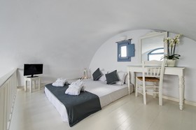 Apanemo Hotel And Suites