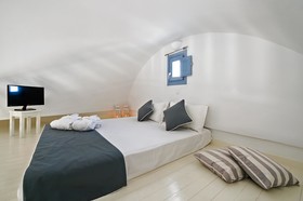 Apanemo Hotel And Suites