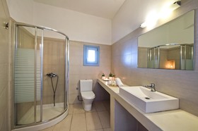 Apanemo Hotel And Suites