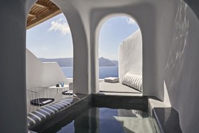 Alisaris Caves Suites