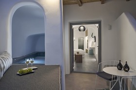 Alisaris Caves Suites