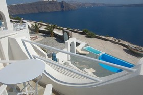 Mr & Mrs White Oia - Santorini
