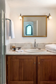 Chelidonia Luxury Suites