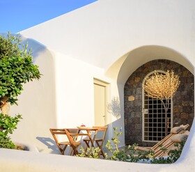 Oia Treasures Art Suites