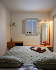 Oia Treasures Art Suites
