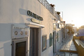 Oia Treasures Art Suites