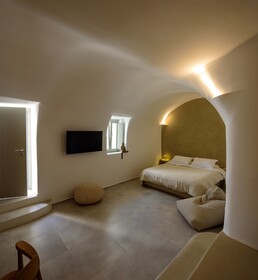 Oia Treasures Art Suites