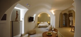 Oia Treasures Art Suites