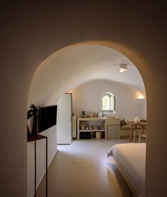 Oia Treasures Art Suites